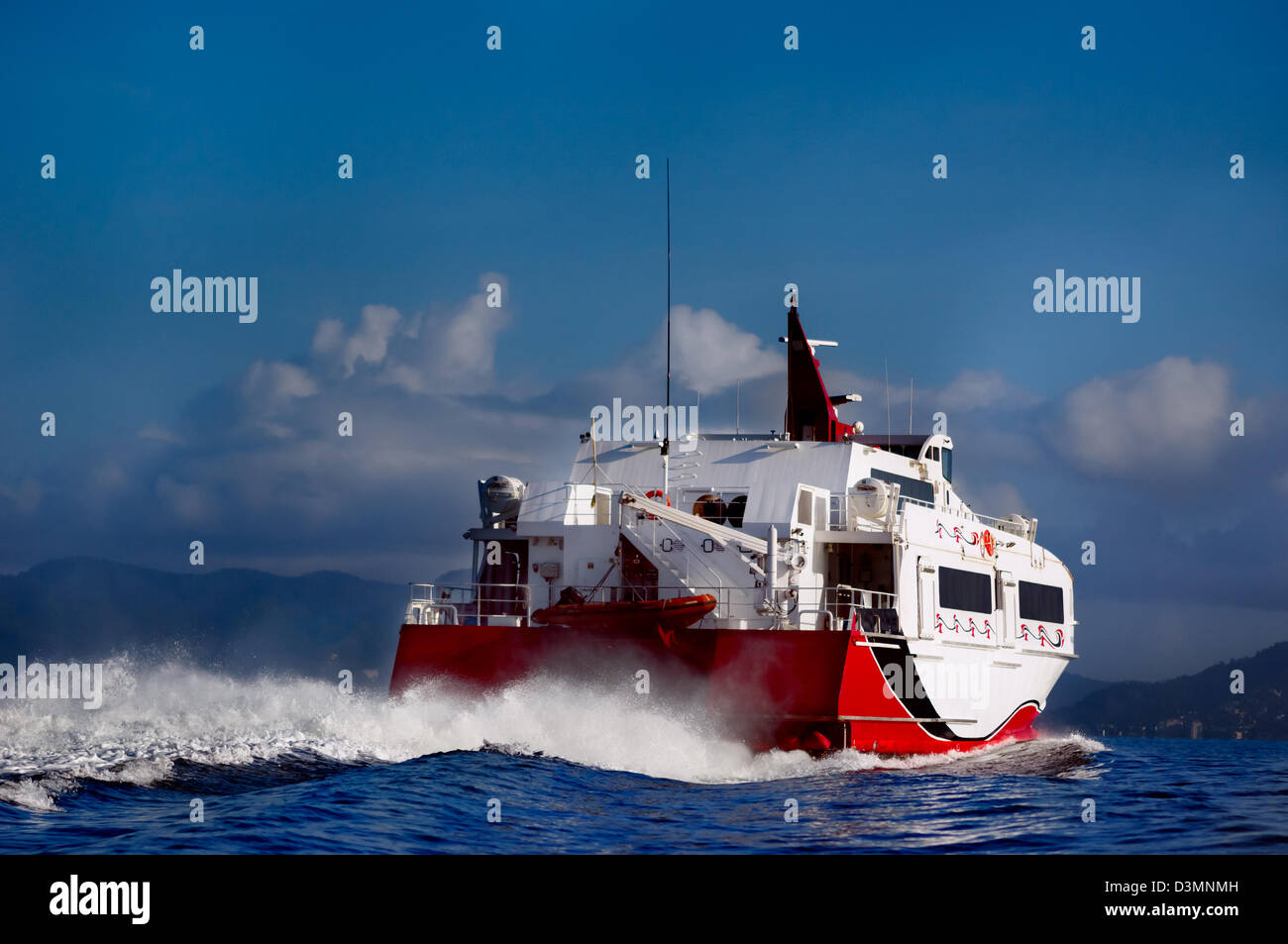 Морские грузоперевозки. Современные грузовые корабли. Судно в море. Китайский контейнеровоз. Грузовой корабль.