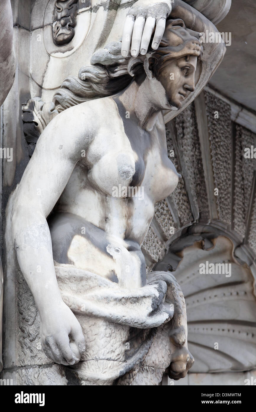 Caryatid statue hi-res stock photography and images - Page 2 - Alamy