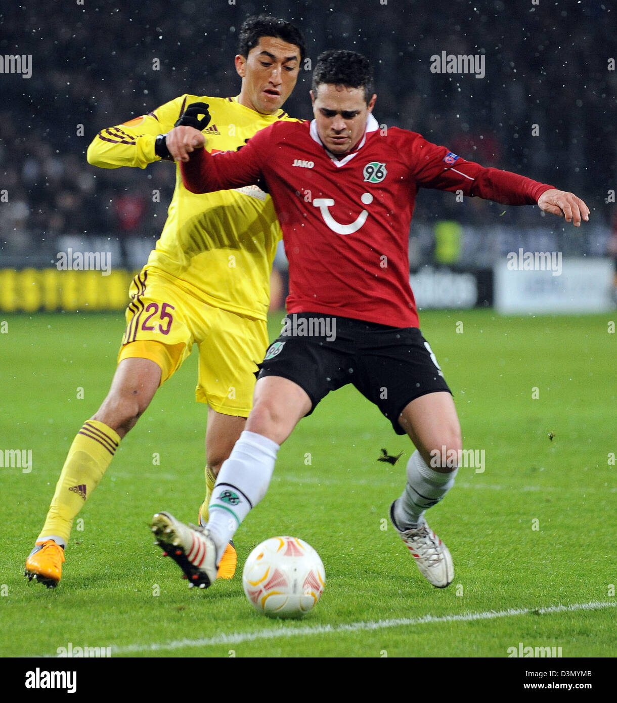 Hanover's Manuel Schmiedebach (R) and Odil Akhmedov of Makhachkala vie for the ball during the UEFA Europa League round of 32 second leg soccer match between Hanover 96 and FC Anzhi Makhachkala at Hannover Arena in Hanover, Germany, 21 February 2013. Photo: Peter Steffen/dpa +++(c) dpa - Bildfunk+++ Stock Photo