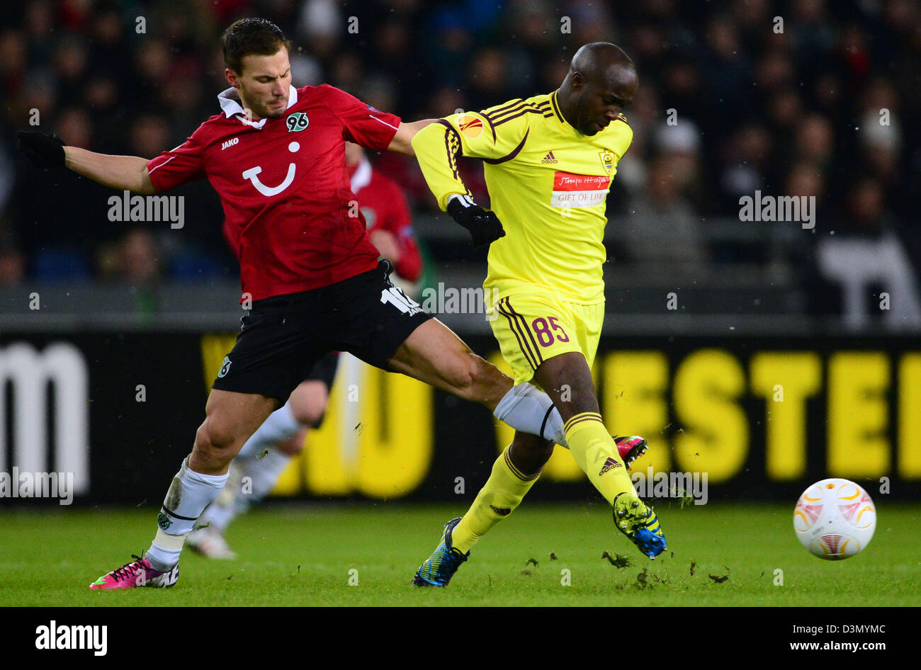 Hanover's Szabolcs Huszti (l) and Lassana Diarra of Makhachkala vie for the ball during the UEFA Europa League round of 32 second leg soccer match between Hanover 96 and FC Anzhi Makhachkala at Hannover Arena in Hanover, Germany, 21 February 2013. Photo: Peter Steffen/dpa +++(c) dpa - Bildfunk+++ Stock Photo