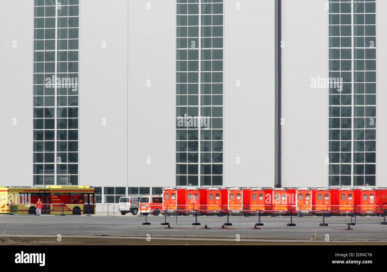 Aircraft evacuation slides hi-res stock photography and images - Alamy