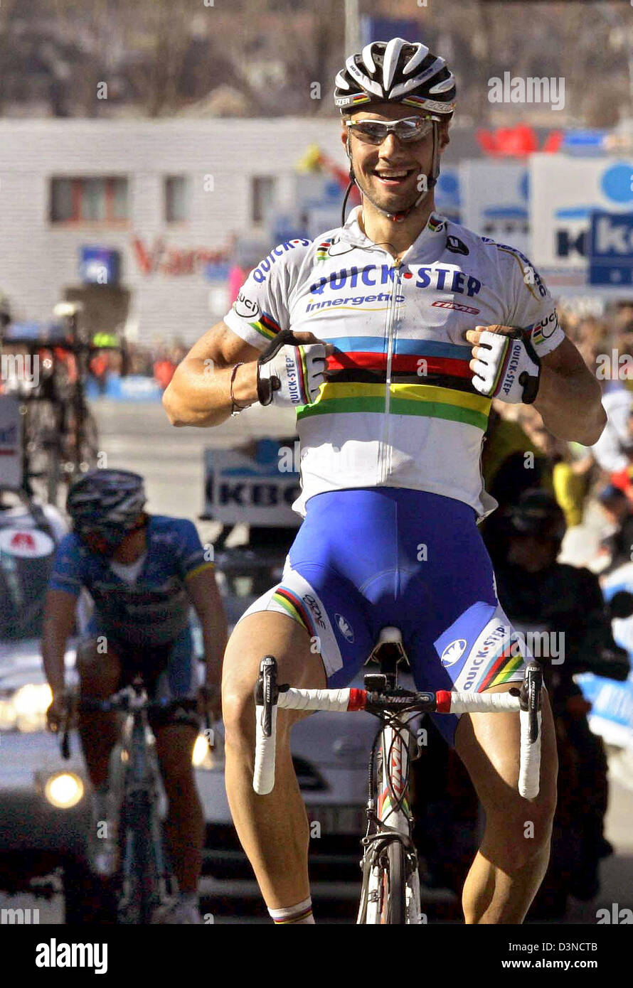 Belgian cyclist Tom Boonen of Team Quickstep celebrates after winning the ProTour Flanders cycling race in Meerbeke, Belgium, 02 April 2006. The course covered a distance of 258 kilometres from the town of Bruges to Meerbeke. Photo: Bernd Thissen Stock Photo