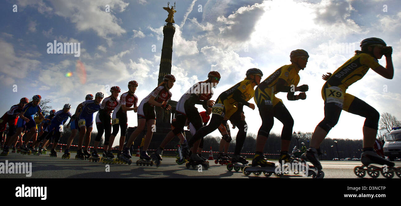 Skaters in action pass the victory column during the skating event alongside the Berlin  half marathon along the 'Street of 17 June' in Berlin, Sunday, 02 April 2006. The marathon course covers a distance of 21 kilometre taking the runnes through the downtown area of Berlin. Photo: Peer Grimm Stock Photo