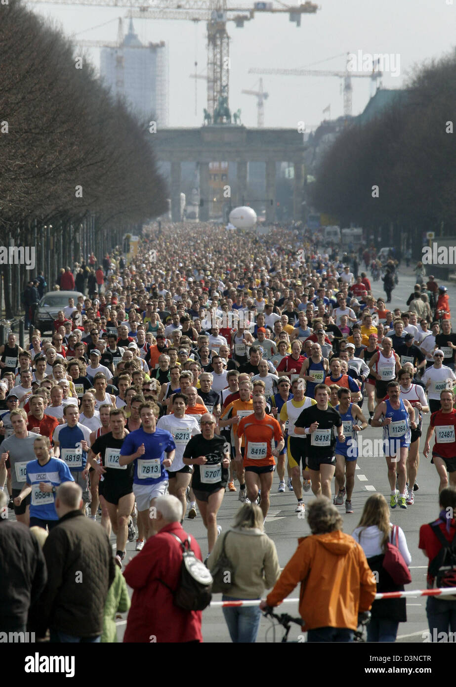 Several thousand people start at the half marathon along the 'Street of 17 June' in Berlin, Sunday, 02 April 2006. At the back the Brandenburg Gate. The marathon course covers a distance of 21 kilometre taking the runnes through the downtown area of Berlin. Photo: Peer Grimm Stock Photo