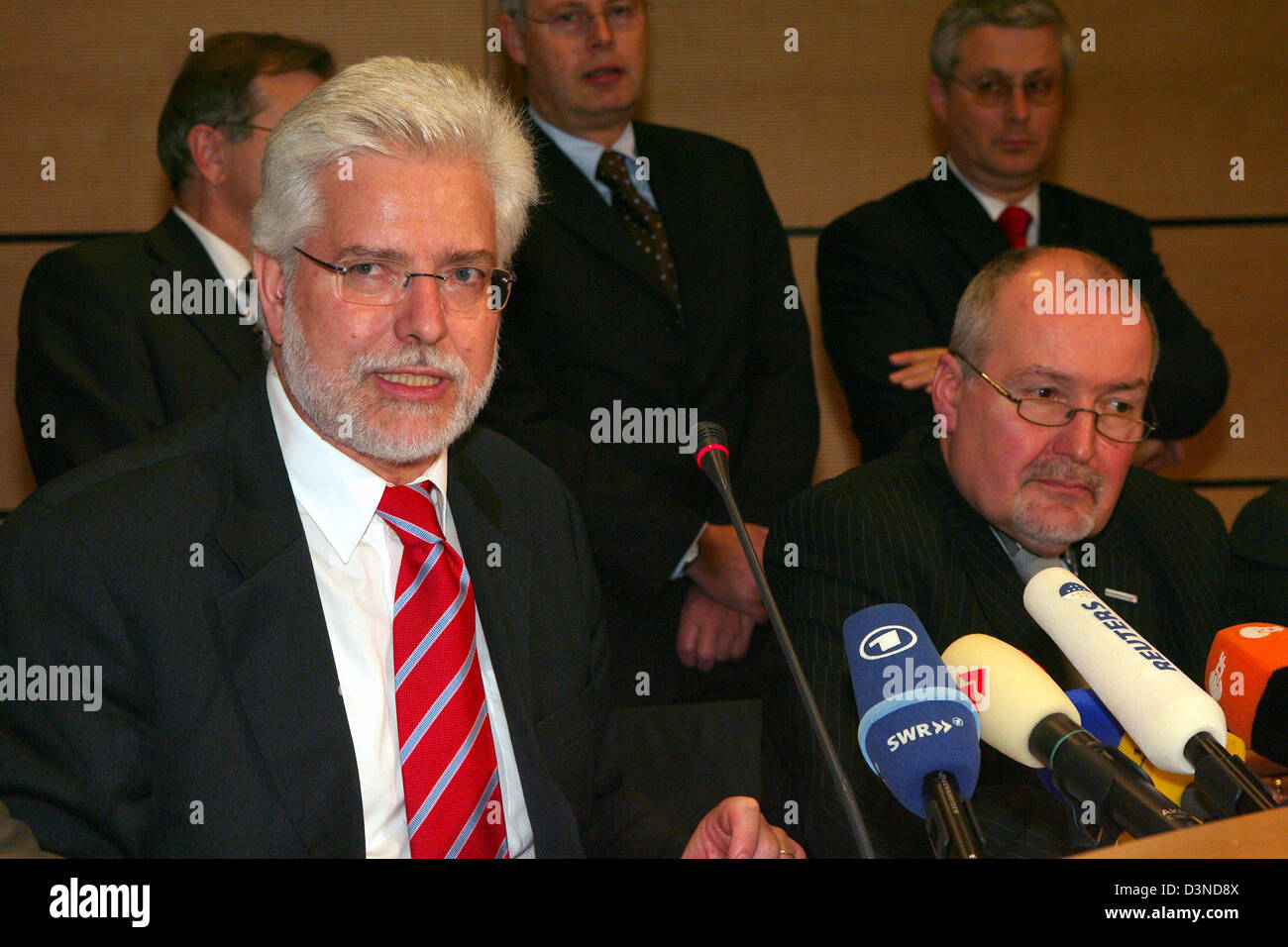 The negotiator for public employers Gerhard Widder (R) and ver.di labour union negotiator Alfred Wohlfahrt (L) talk to the press during a press conference in Stuttgart, Germany, Wednesday, 05 April 2006. With municipalities stubborn, the strikers weary and the public fed up with uncollected rubbish and short-staffed kindergartens, negotiators agreed late Wednesday on a modest rise  Stock Photo