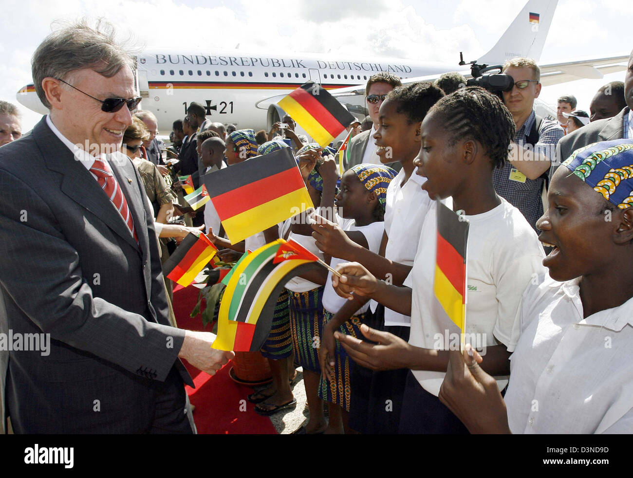 German President Horst Koehler shakes hands with numerous children at the airport in Beira in Mozambique, Wednesday, 05 April 2006. Koehler visits Madagascar for four days during his Africa tour. Photo: Wolfgang Kumm Stock Photo