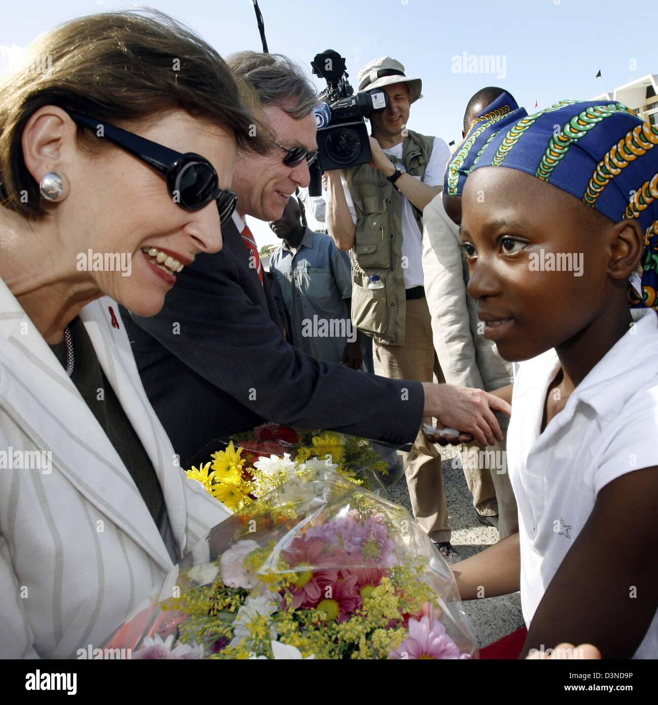 German President Horst Koehler and his wife Eva Koehler are welcomed with flowers at the airport in Beira, Mozambique, Wednesday, 05 April 2006. Koehler visits Mozambique for three days during his Africa tour. Photo: Wolfgang Kumm Stock Photo