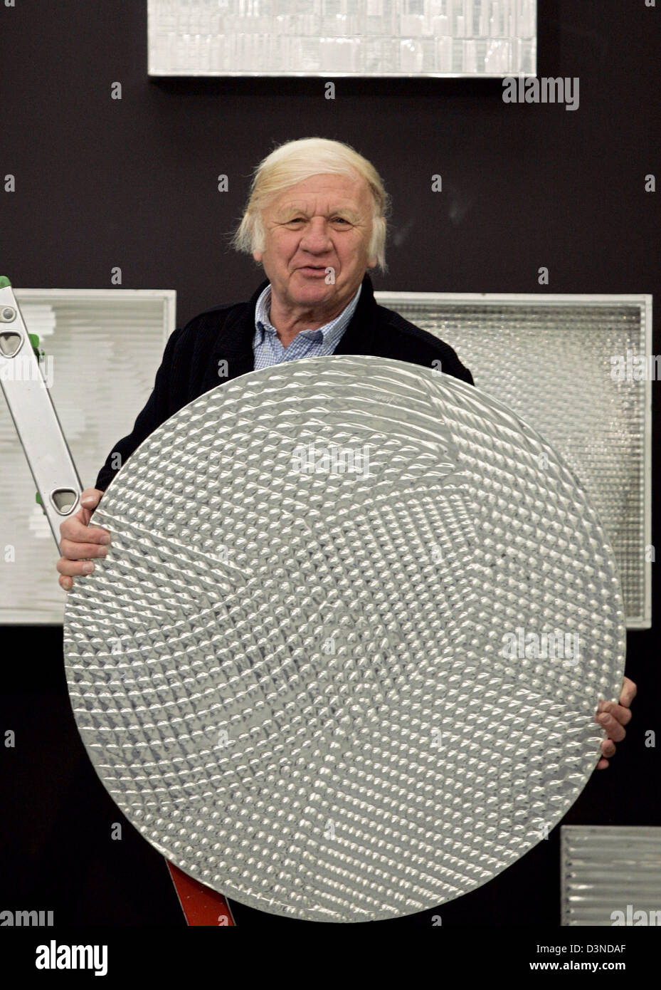 Avant-garde artist Heinz Mack carries one of his objects in the Kunstpalast, an art hall in Duesseldorf, Germany, Thursday 06 April 2006. The exhibition (09.04. until 09.07.2006 ) focuses on installations, sculptures and paintings of the international avant-garde movement named ZERO, that dates back to the 1950s and 60s. Photo: Roland Weihrauch Stock Photo