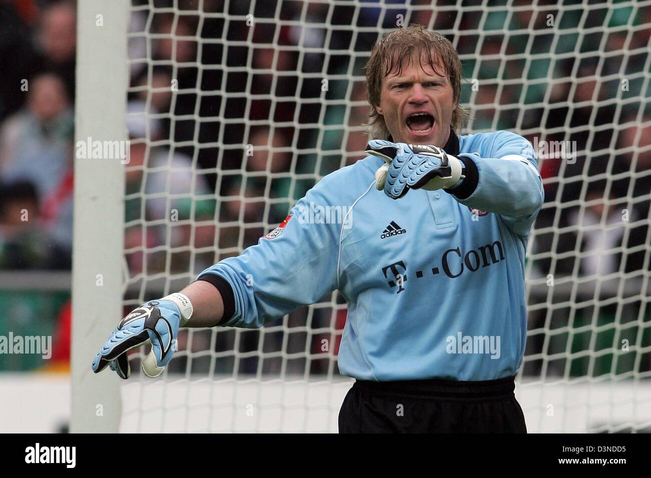 GELSENKIRCHEN, GERMANY - NOVEMBER 05: Goalkeeper Oliver Kahn of Munich  celebrates the fourth goal during t…