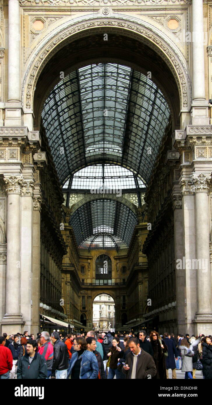 Pedestrians in galleria vittorio hi-res stock photography and images ...