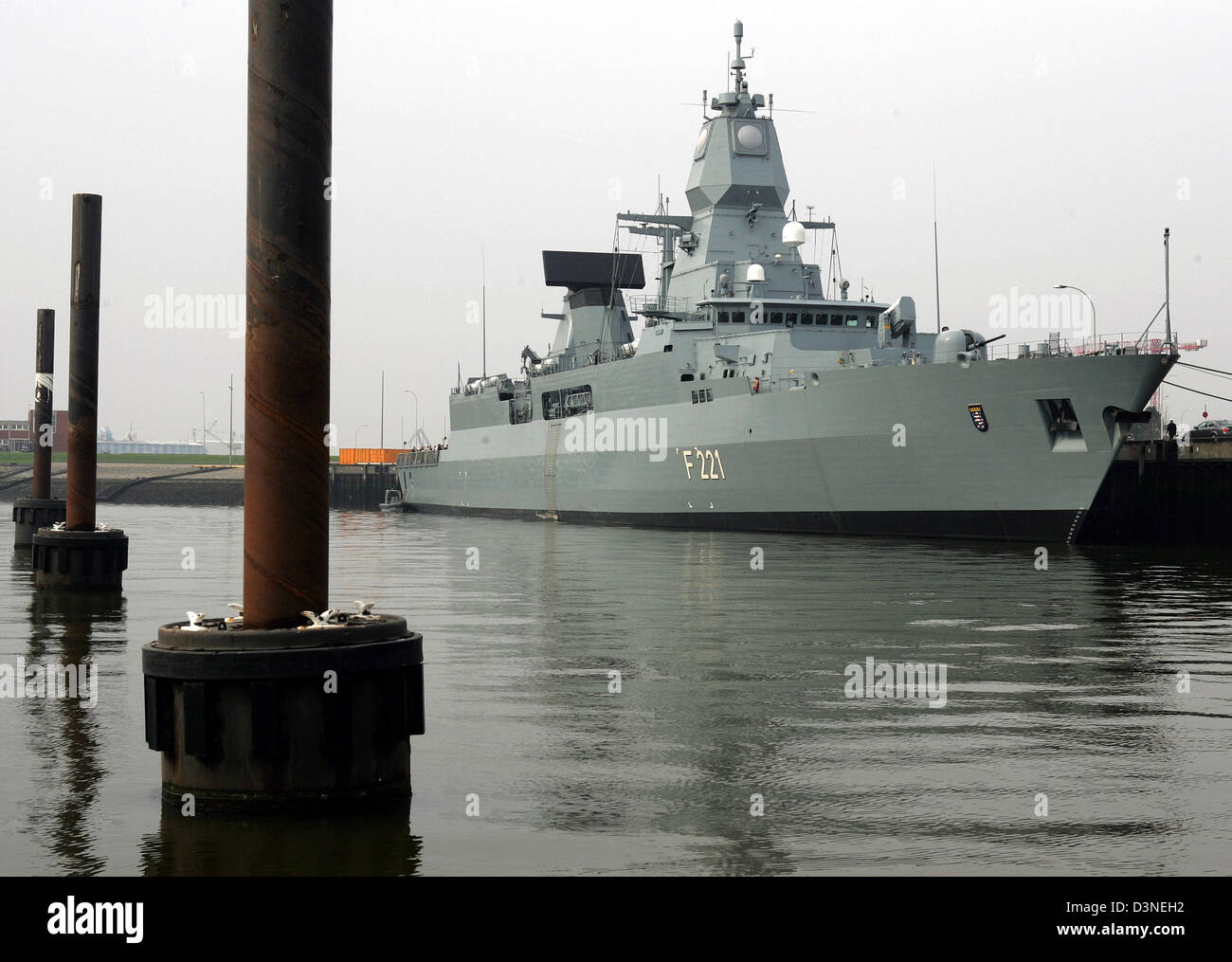 The pictures shows the SACHSEN-Class frigate 'Hessen' during the commissioning at the naval base in Wilhelmshaven, Germany, Friday 21 April 2006. The ship (143 metres in length) is considered as one of the latest ships of the German Navy. The 'Hessen' is the third and the last ship of the 124 Type to be commissioned. Photo: Ingo Wagner Stock Photo