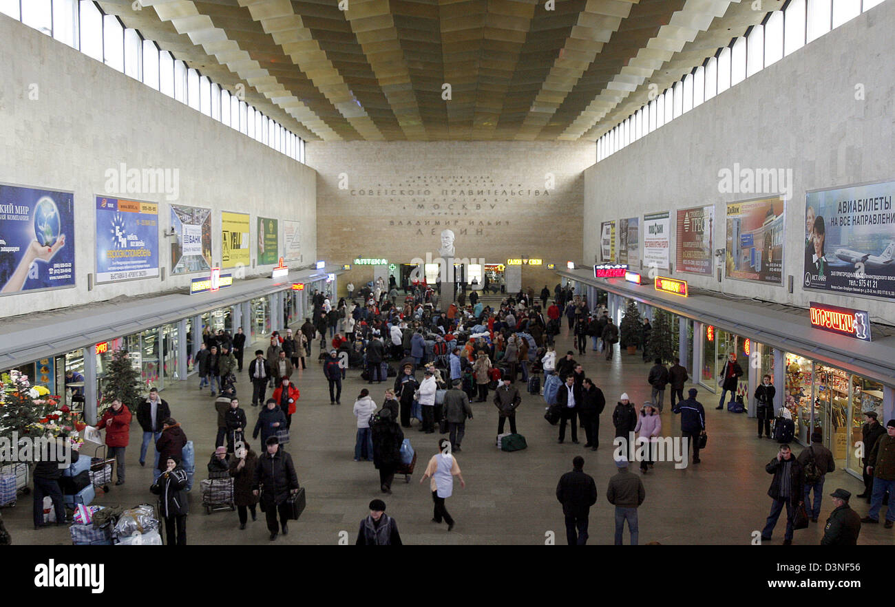 The picture shows the main hall of the Leningrad Station in Moscow ...