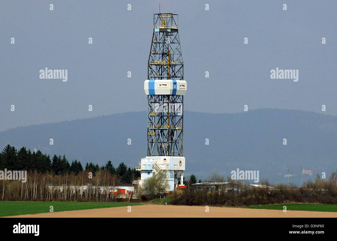 The picture shows the 83 metres drilling derrick of the German Continental Deep Drilling Program (KTB) in Windischeschenbach, Germany, 24 April 2006. The two drillings of the KTB from October 1994 with a depth of 9,101 and 4,000 metres are at the disposal of scientists for experiments and long-term measurement. Photo: Armin Weigel Stock Photo