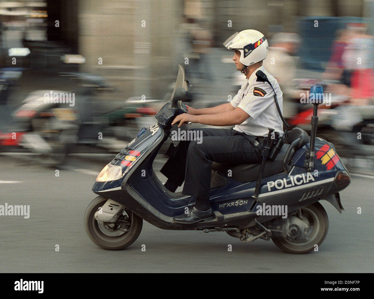 (FILE) The picture shows a police officer of the self-governed Catalan police Mossos dÂEsquadra, Barcelona, Spain, 10 June 2002. The Mossos dÂEsquadra is in charge for generals' buildings and premises in the city, while the municipal Guárdia Urbana is responsible for traffic. Photo: Thorsten Lang Stock Photo