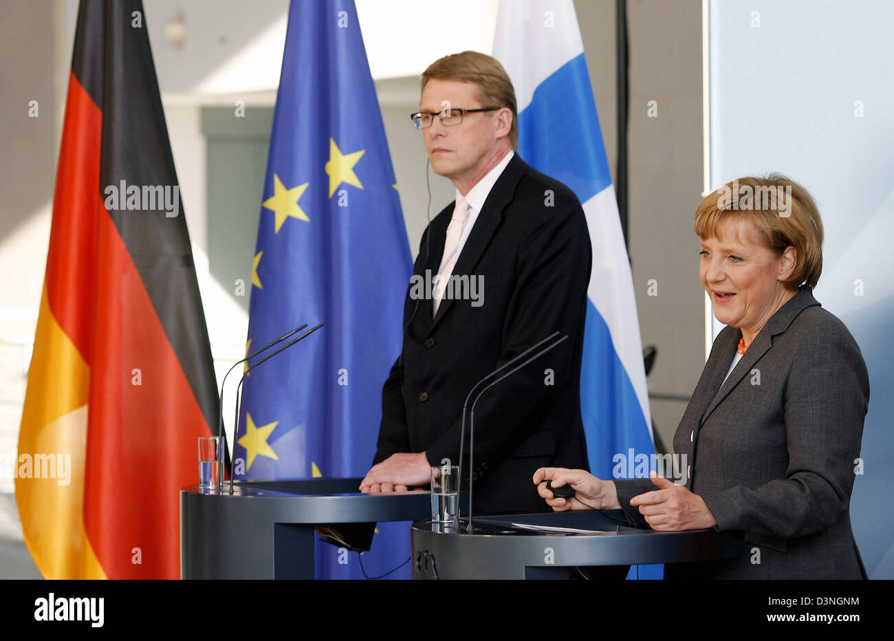 German Chancellor Angela Merkel (R) and the Finnish prime minister ...