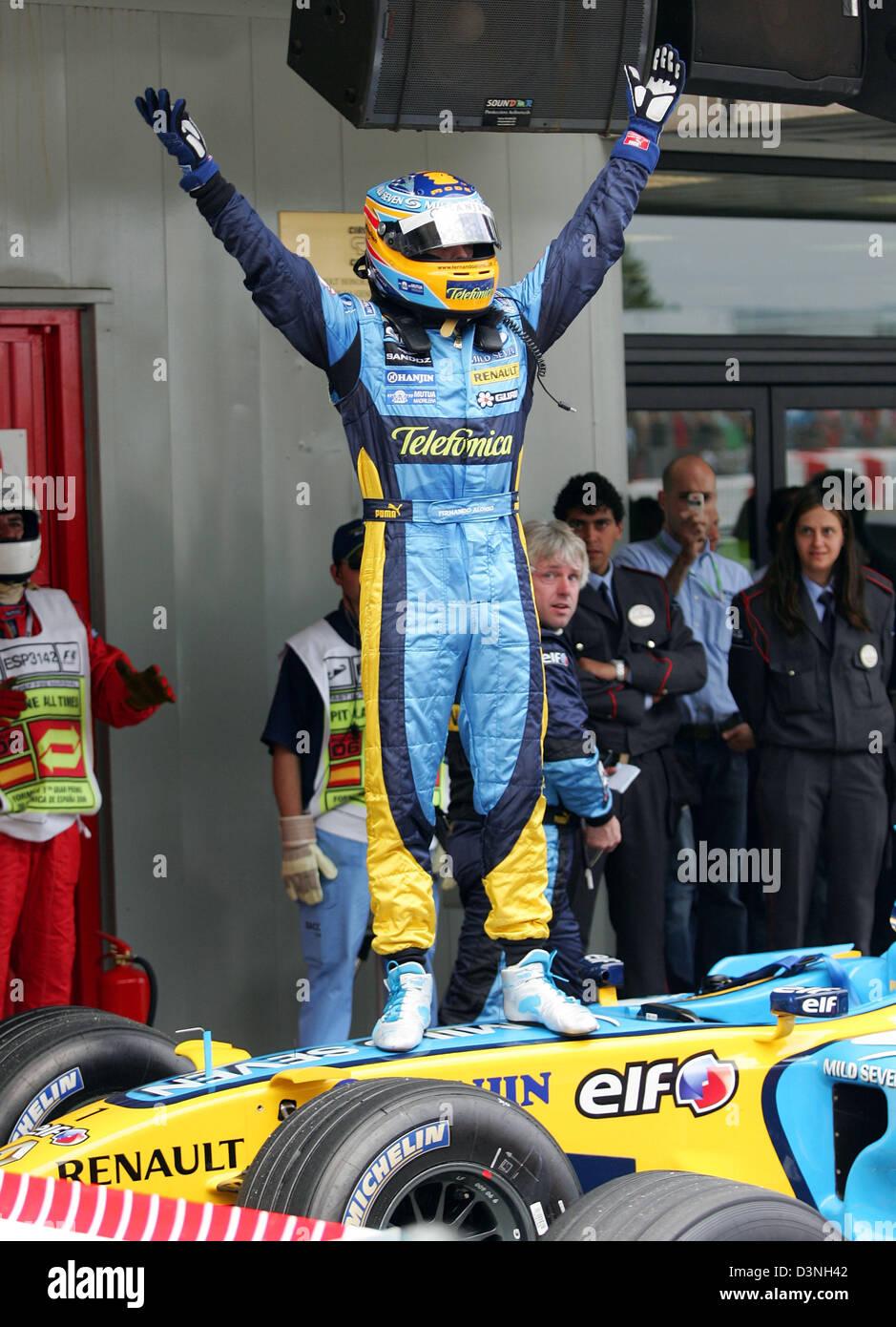 Spanish Formula One pilot Fernando Alonso of Renault F1 team cheers after he claimed Pole Position in the Qualifying session to the 2006 FORMULA 1 Grand Prix of Spain at the race track Circuit de Catalunya in Montmelo near Barcelona, Spain, Saturday, 13 May 2006. The 2006 FORMULA 1 Grand Prix of Spain takes place on Sunday, 14 May. Photo: Gero Breloer Stock Photo