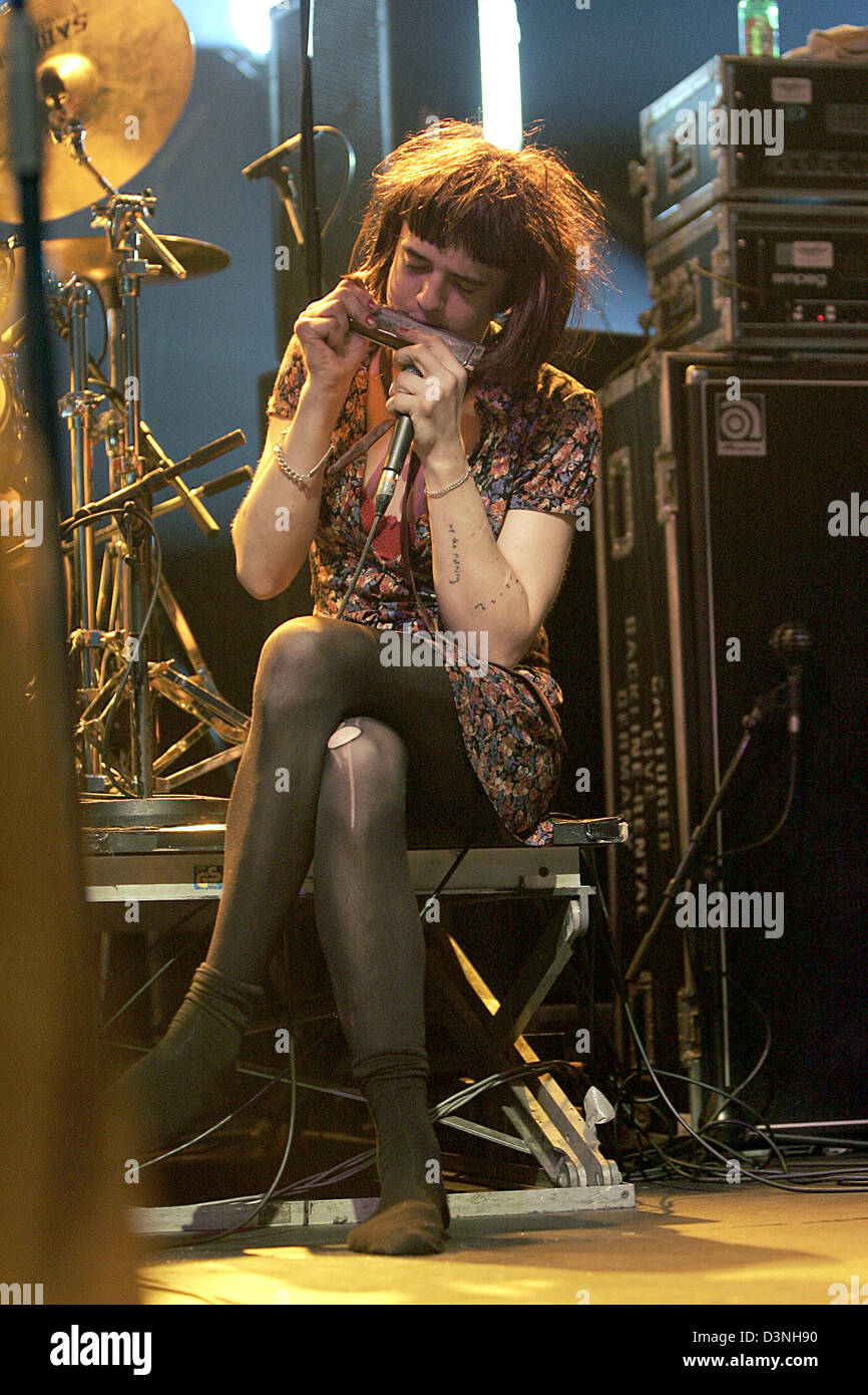 Pete Doherty, singer of British band Babyshambles, performs cross-dressed in Cologne, Germany, 13 May 2006. Doherty was in the tabloids for his drug scandals and his relationship with topmodel Kate Moss. Photo: Joerg Carstensen Stock Photo