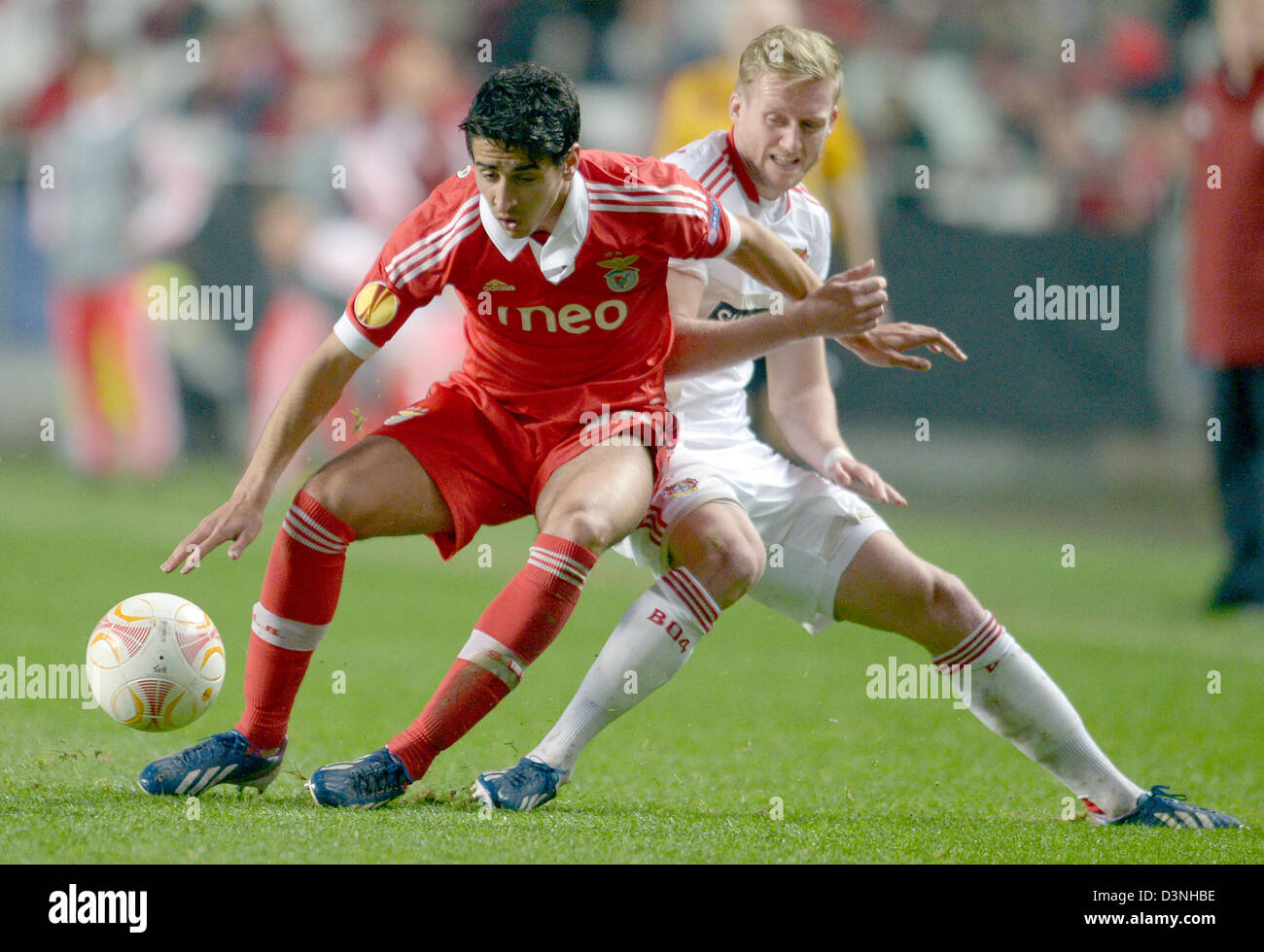 Benfica's Andre Almeida (L) and Andre Schuerrle of Leverkusen vie for the ball during the UEFA Europa League round of 32 second leg soccer match between Benfica Lisbon and Bayer Leverkusen at Estadio da Luz in Lisbon, Portugal, 21 February 2013. Photo: Federico Gambarini/dpa Stock Photo