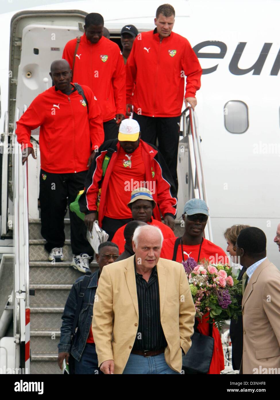 Otto Pfister, German head coach of Togo national soccer team, leads his players out the airplane on the airport of Stuttgart, Germany, Monday, 15 May 2006. The Togo national team is the first FIFA WOrld Cup 2006 team to move into its accomodation in Wangen. Photo: Bernd Weissbrod Stock Photo