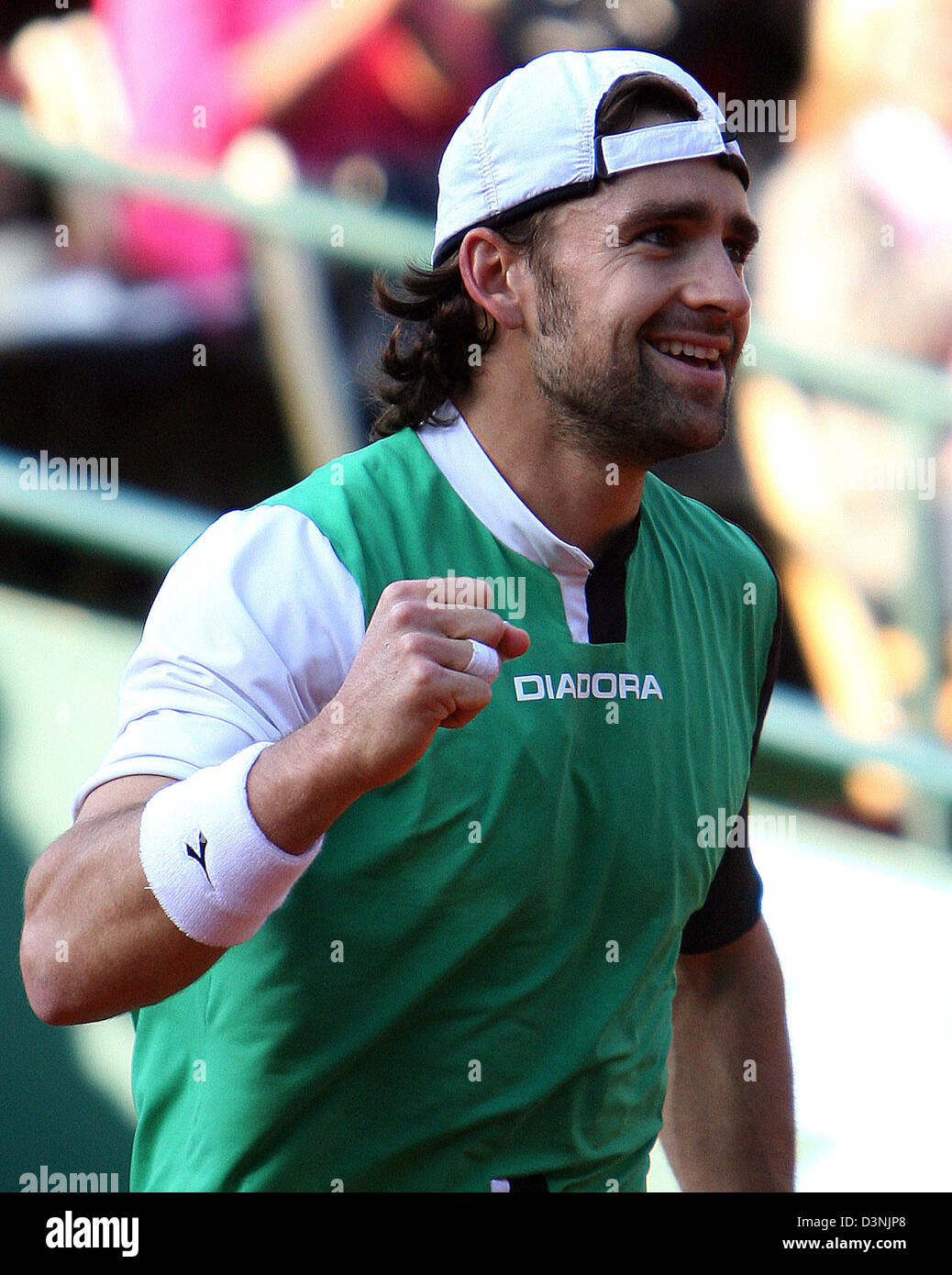 German tennis pro Nicolas Kiefer celebrates his victory over Argentinian Gaudio after the Tennis World Team Cup match in Duesseldorf, Germany, Tuesday, 23 May 2006. Photo: Achim Scheidemann Stock Photo