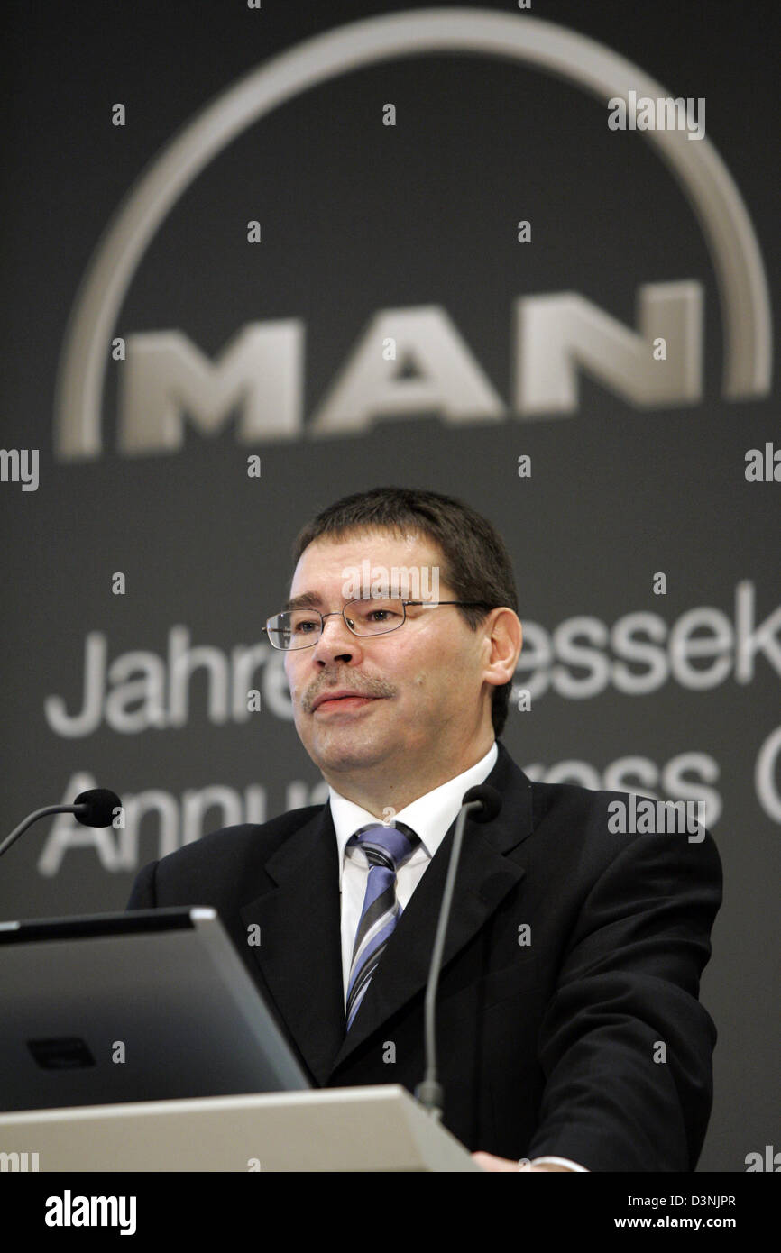 MAN Nutzfahrzeuge AG CEO Anton Weinmann talks during the annual press conference in Munich, Germany, 28 March 2006. Photo: Stephan Goerlich Stock Photo