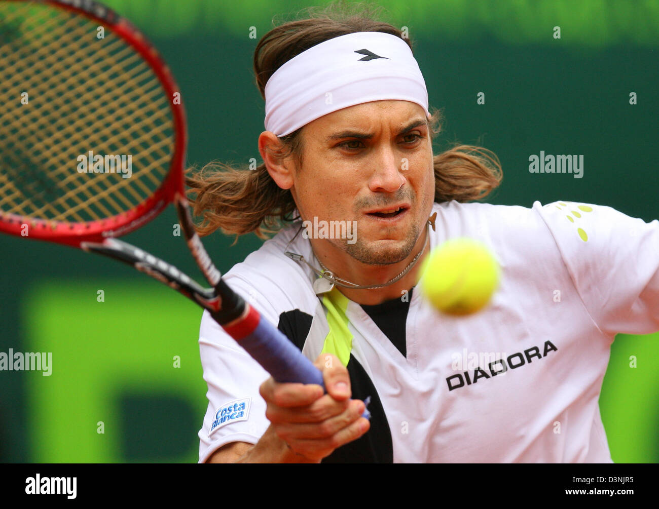 Spanish David Ferrer returns the ball during his match vs. Croat Ljubicic at the Tennis World Team Cup match in Duesseldorf, Germany, Wednesday 24 May 2006. Ferrer won with 6-2 and 6-2 and gained the lead with his team in the blue group with 1-0. Photo: Felix Heyder Stock Photo