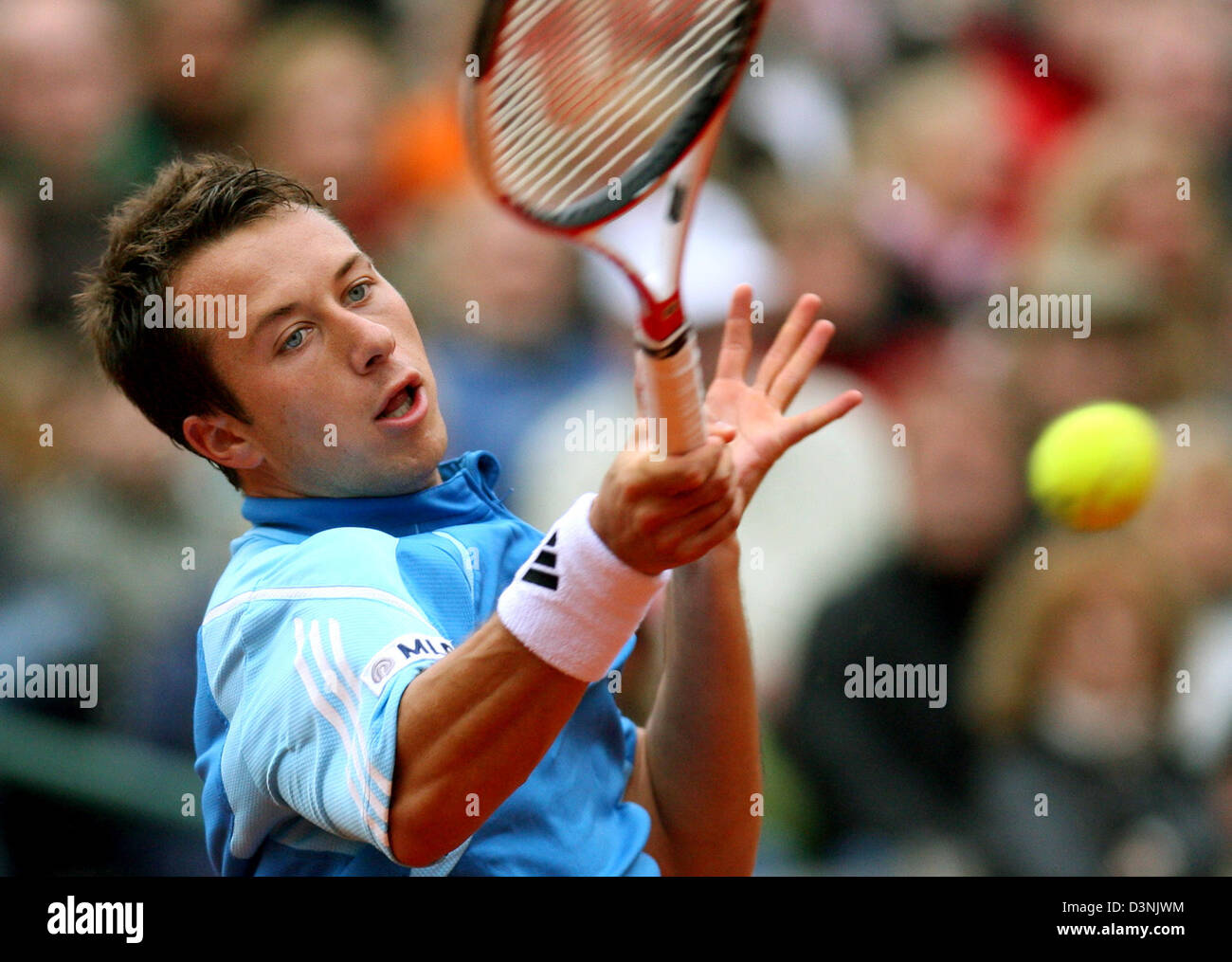 German tennis pro Philipp Kohlschreiber returns a ball during his match against Czech Vik at the World Team Cup in Duesseldorf, Germany, 25 May 2006. Kohlschreiber won the match 6-3, 3-6 and 6-1. The German team leads in the red group 1-0. Photo: Felix Heyder Stock Photo