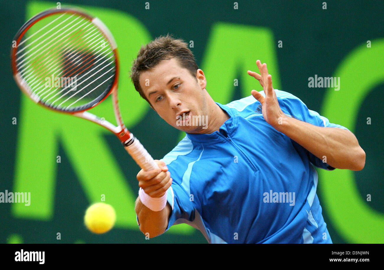 German tennis pro Philipp Kohlschreiber returns a ball during his match against Czech Vik at the World Team Cup in Duesseldorf, Germany, 25 May 2006. Kohlschreiber won the match 6-3, 3-6 and 6-1. The German team leads in the red group 1-0. Photo: Felix Heyder Stock Photo