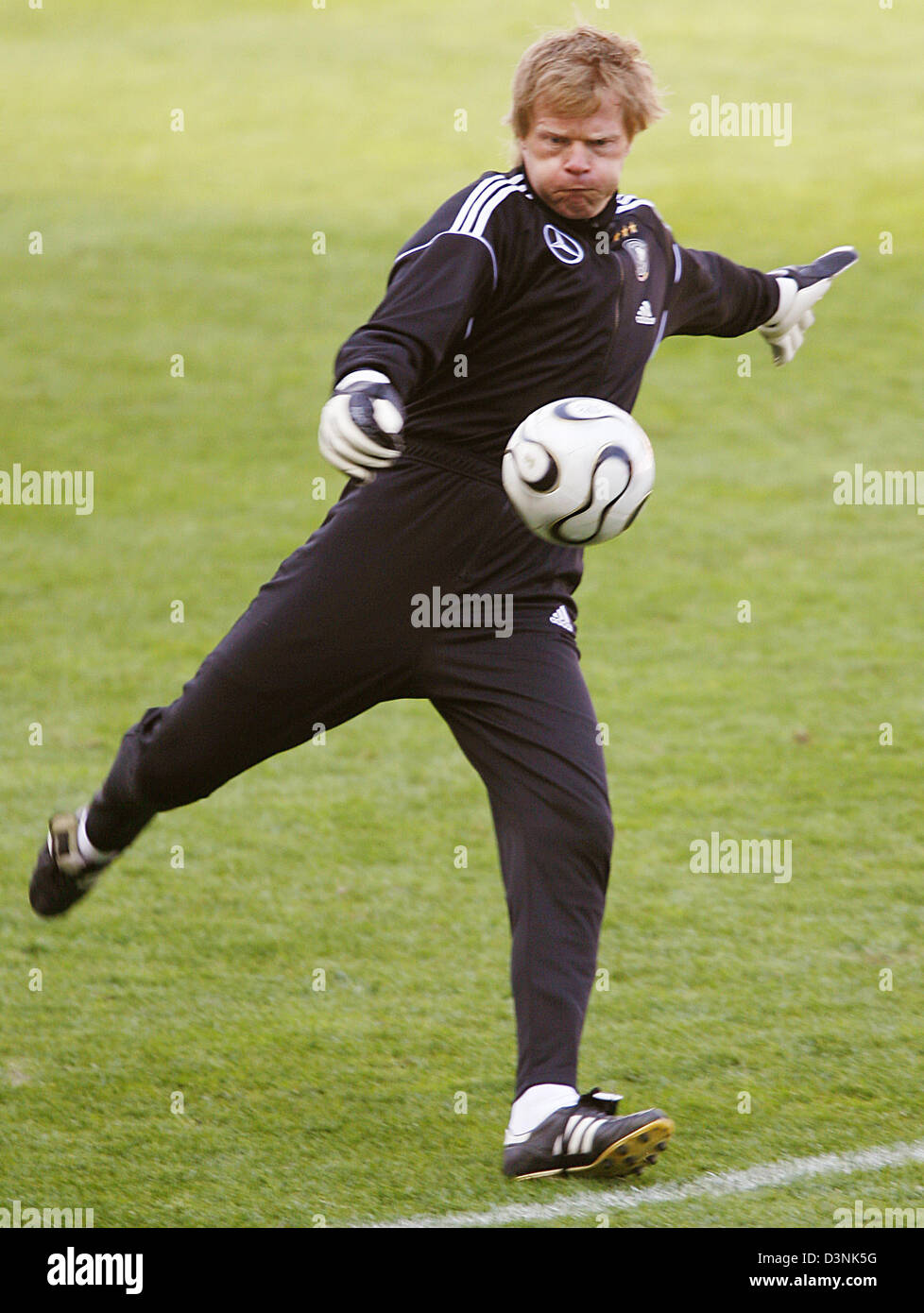 German international goalie Oliver Kahn puts on his shoes during the  training in Geneva, Switzerland, 29 May 2006. The German national soccer  team is preparing for the FIFA World Cup 2006 with