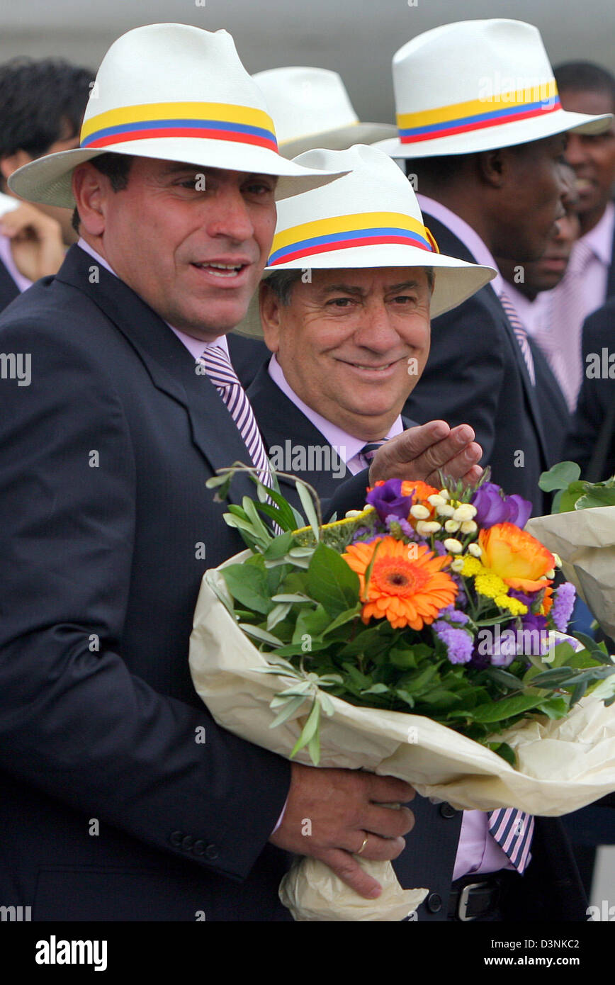 Luis Fernando Suarez (L), coach of the national soccer team of Ecuador, and Luis Chiriboga, President of the Ecuadorian soccer association, greet the journalists after the team's arrival in Frankfurt Main, Germany, Monday 29 May 2006. The team and support staff left for Bad Kissingen, where the Ecuadorians will prepare themselves for the Soccer World Cup. Photo: Frank May Stock Photo