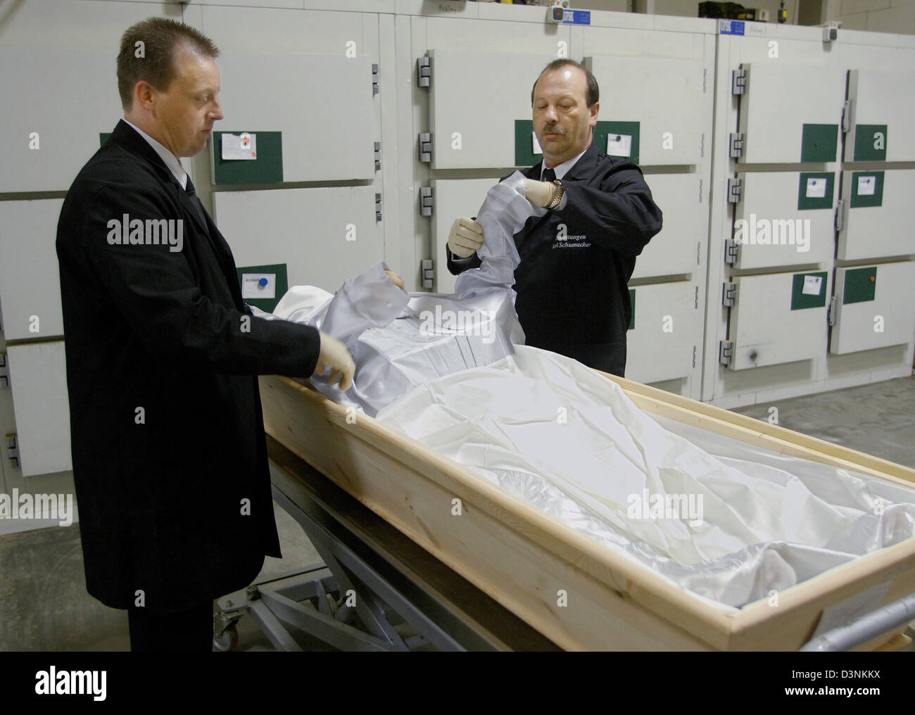 Employees of the funeral undertaker Karl Schumacher prepare a corpse ...