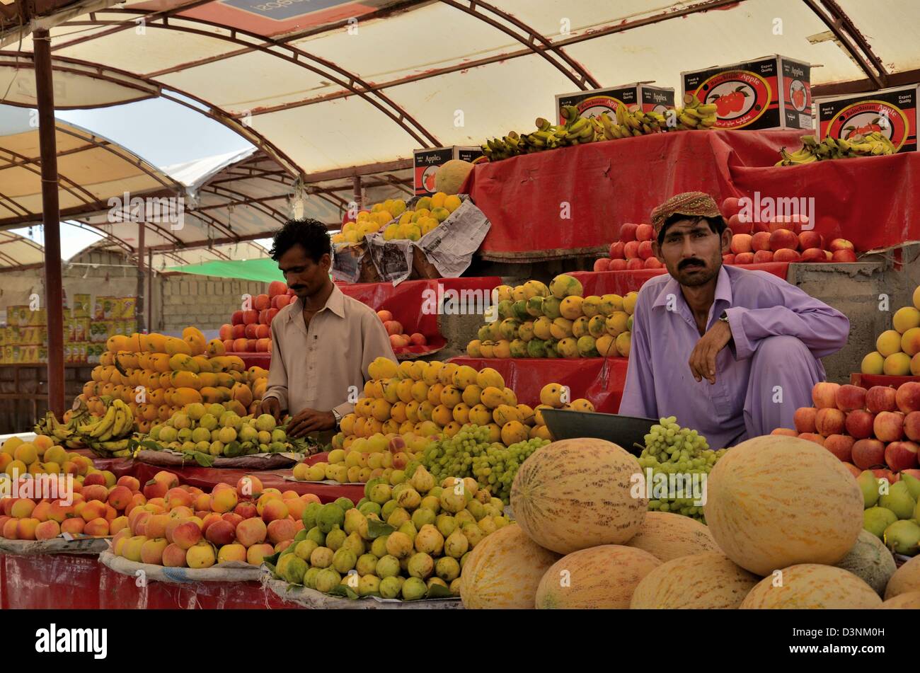 Fruit sellers at Sunday Bazaar stall in Karachi, Pakistan Stock Photo