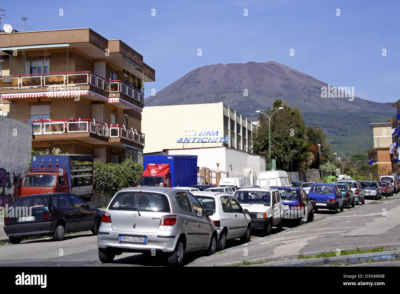 The photo shows a street scene in Torre Annunziata beneath the Vesuvius, Italy, 01 April 2006. The residential areas near the vulcano are divided into different zones. On the first indications of an eruption the red zone will beevacuated first. The Italian government tries the persuade the people to move to more secure regions by financial incentives. Photo: Lars Halbauer Stock Photo