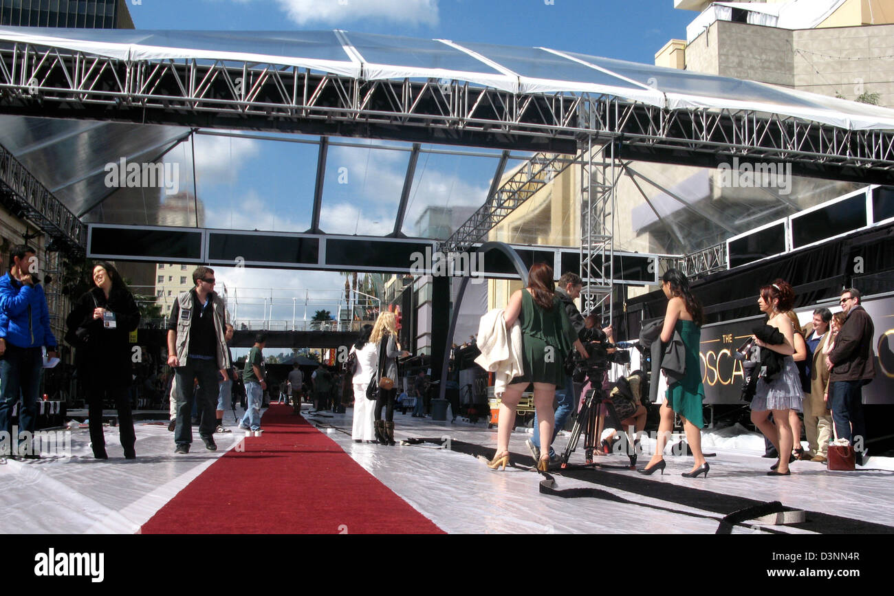 People stand in front of the Dolby Theatre on Hollywood Boulevard in Los Angeles, United States, 21 February 2013. The Academy Awards take place on24 February 2013. Photo: Barbara Munker Stock Photo
