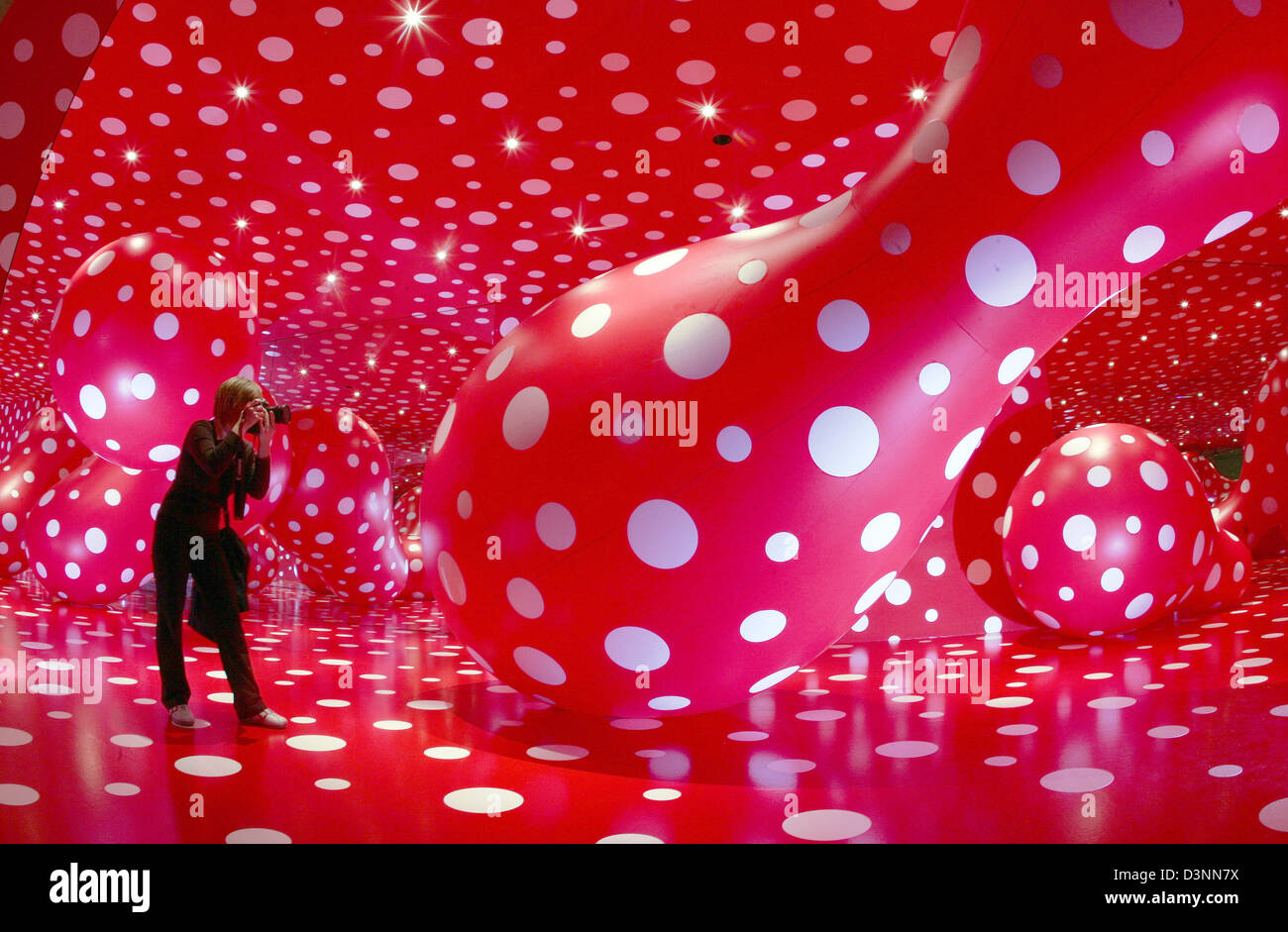 A photographer pictures the room installation 'Dots Obsession' by Japanese artist Yayoi Kusama datin 2004 in the New National Gallery Berlin, Germany, Tuesday, 6 June 2006. The exhibition 'Berlin-Tokio/Tokio-Berlin - The art of two cities' of the New National Gallery in cooperation with the Mori Art Museum Tokyo exhibits the versatile cultural and art historical connections of the  Stock Photo
