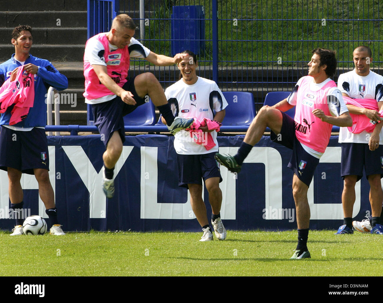 Italian national soccer players Fabio Grossi, Daniele de Rossi, Mauro Camoranesi, Simone Barone and Alessandro del Piero (L-R) do some kung-fu fighting for fun during the team's first practice session in Duisburg, Germany, Thursday, 08 June 2006. Team Italy stays in Duisburg during the upcoming FIFA World Cup 2006 first round period. Photo: Roland Weihrauch Stock Photo