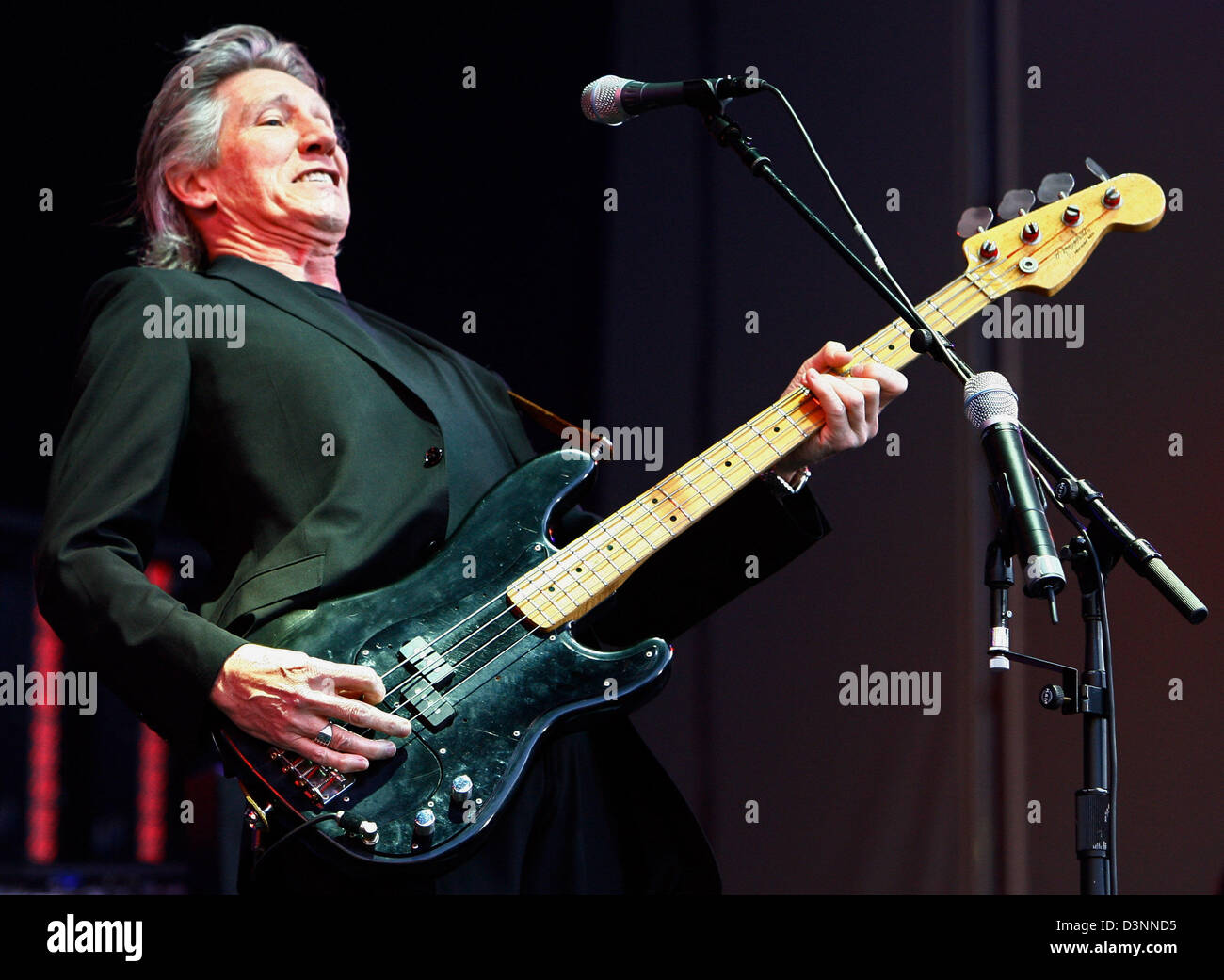 Roger waters bass hi-res stock photography and images - Alamy