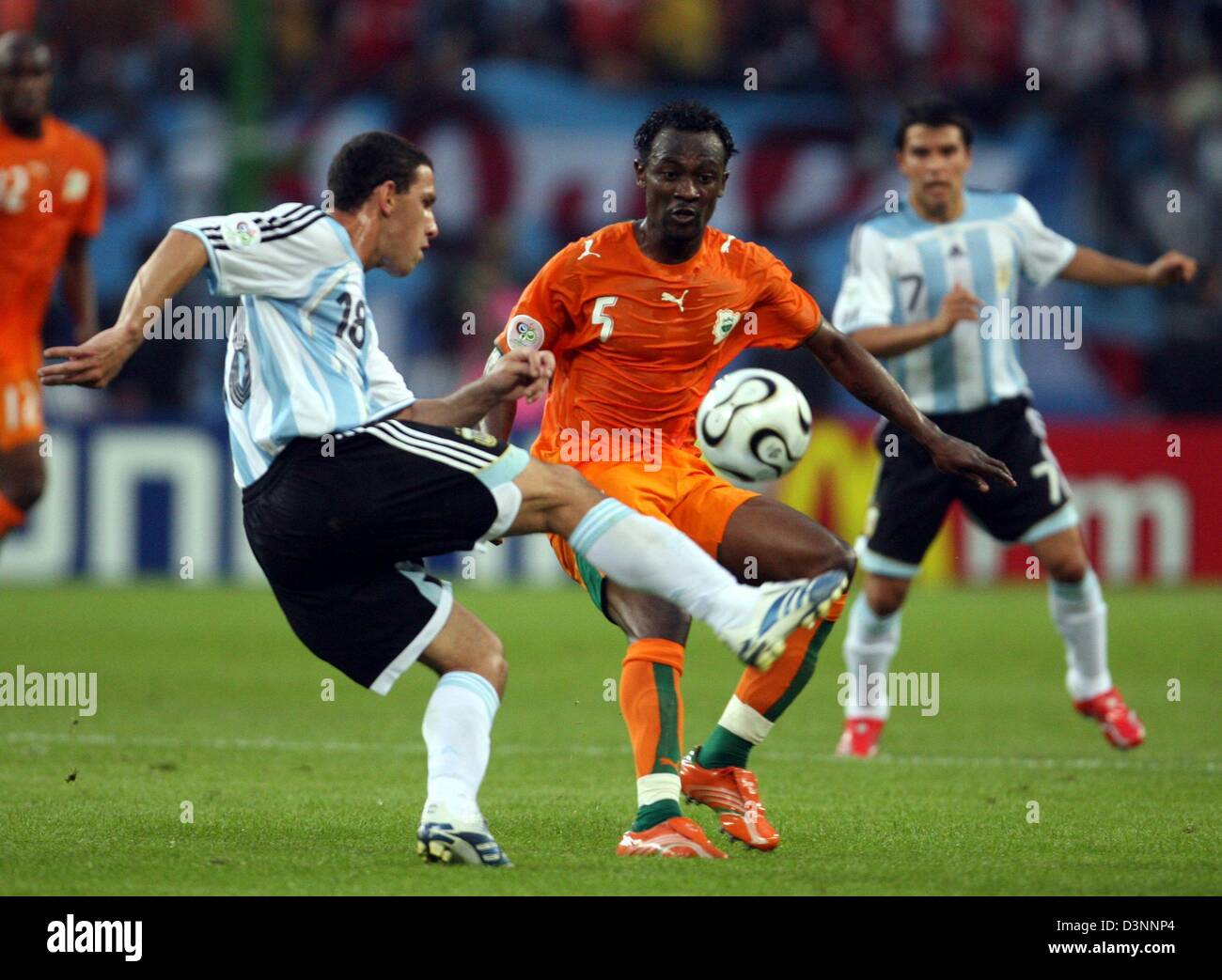 Argentinian international Maxi Rodriguez (L) vies for the ball with Didier Zokora (C) from Ivory Coast during the 2006 FIFA World Cup group C match of Argentina vs Ivory Coast in Hamburg, Germany,  Saturday, 10 June 2006. DPA/KAY NIETFELD +++ Mobile Services OUT +++ Please also refer to FIFA's Terms and Conditions. +++(c) dpa - Bildfunk+++ Stock Photo