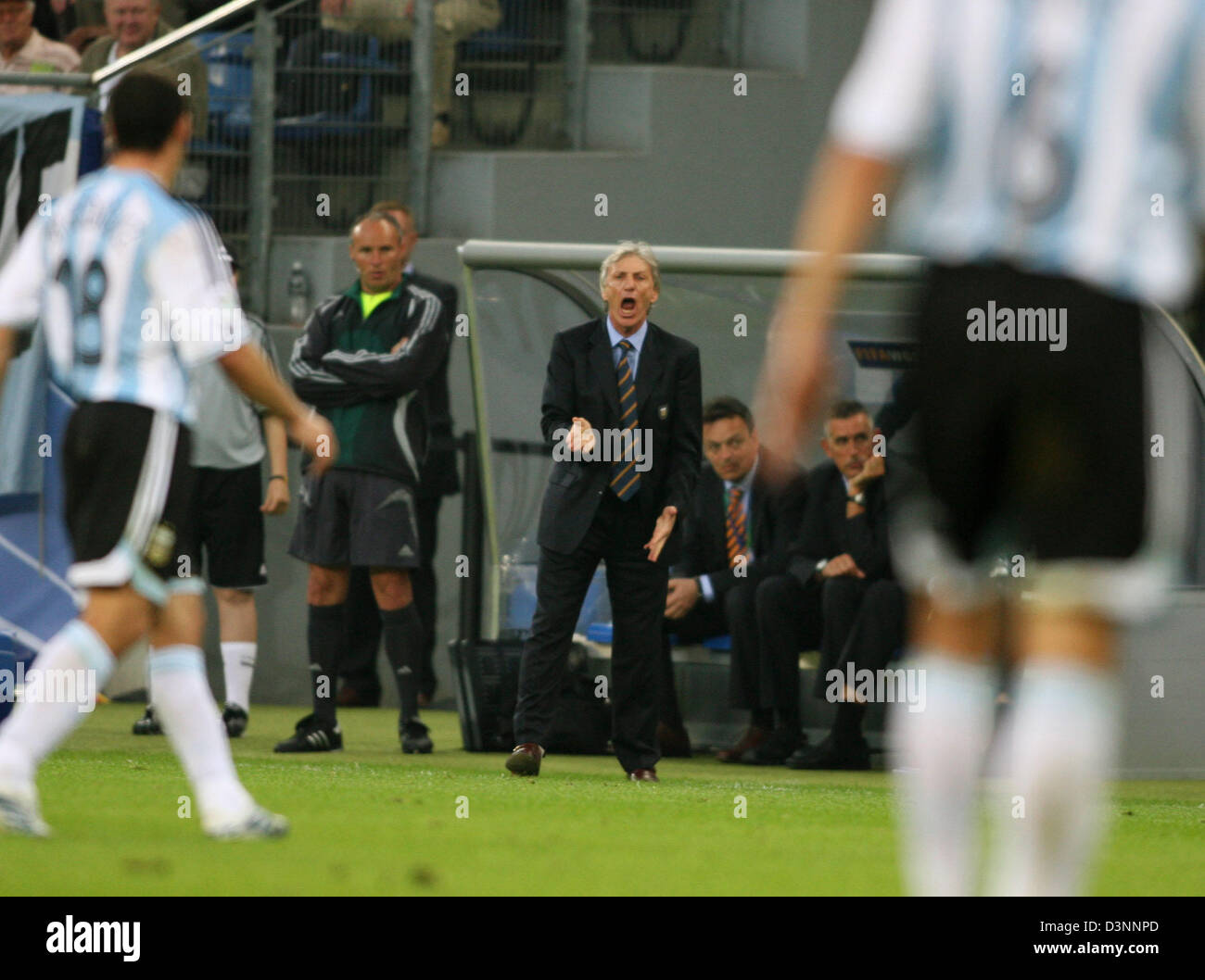 The Argentinian coach Jose Pekerman (C) shouts instructions on the sideline during the group C preliminary match of 2006 FIFA World Cup between Argentina and Ivory Coast in Hamburg, on Saturday, 10 June 2006. DPA/CARMEN JASPERSEN +++ Mobile Services OUT +++ Please also refer to FIFA's Terms and Conditions. +++(c) dpa - Bildfunk+++ Stock Photo