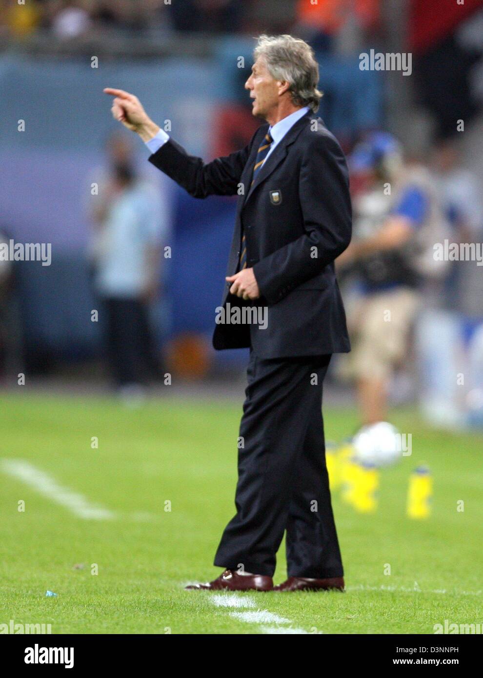 Argentinian coach Jose Pekerman gestures during the group C preliminary match of 2006 FIFA World Cup between Argentina and the Ivory Coast in Hamburg, on Saturday, 10 June 2006. DPA/KAY NIETFELD +++ Mobile Services OUT +++ Please also refer to FIFA's Terms and Conditions. Stock Photo