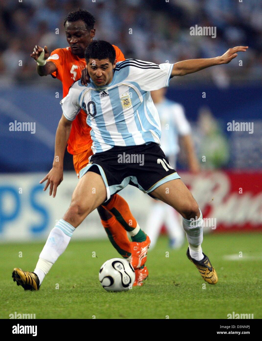 The Argentinian player Juan Riquelme (front) fights for the ball with Didier Zokora from Ivory Coast during the group C preliminary match of 2006 FIFA World Cup between Argentina and the Ivory Coast in Hamburg, on Saturday, 10 June 2006. Argentina won 2:1. DPA/KAY NIETFELD +++ Mobile Services OUT +++ Please also refer to FIFA's Terms and Conditions. Stock Photo