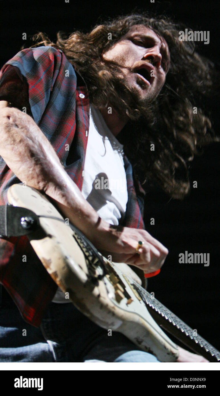 John Frusciante, guitarist of the rock band Red Hot Chili Peppers performs at the concert in the 'Westfalen Halle', Dortmund, Germany, Sunday, 11 June 2006. Photo: Achim Scheidemann Stock Photo