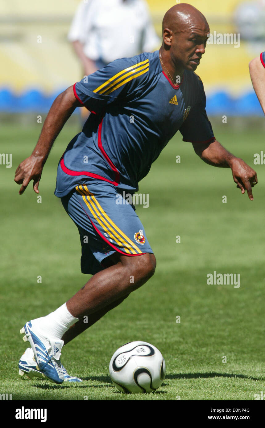 The photo shows Spanish player Marcos Senna during a training session at the FIFA World Cup Stadium in Leipzig, Germany, Tuesday, 13 June 2006. Spain faces Ukraine on June 14 in their first FIFA World Cup 2006 match. Photo: DPA/JENS WOLF +++Mobile Services OUT+++Please also refer to FIFA's Terms and Conditions. Stock Photo