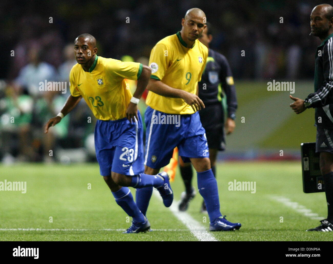 Brazilian soccer star Ronaldo (R) leaves the pitch for substitute Robinho during the FIFA World Cup 2006 group F preliminary match Brazil vs Croatia at the Olympic Stadium in Berlin, Germany, Tuesday, 13 June 2006. Photo: THOMAS EISENHUTH +++ Mobile Services OUT +++ Please refer to FIFA's Terms and Conditions. Stock Photo