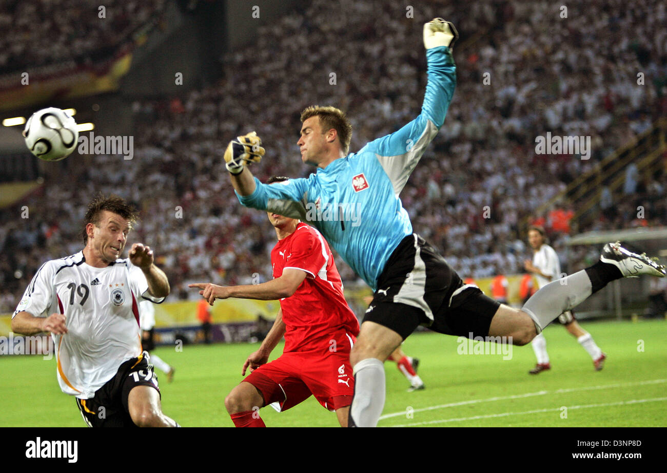 German national soccer player Bernd Schneider (L) watches goalkeeper