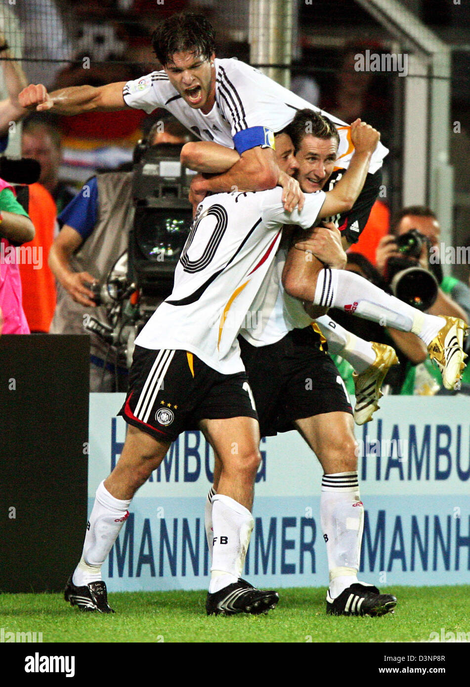 German national soccer player Oliver Neuville (L) celebrates his 10