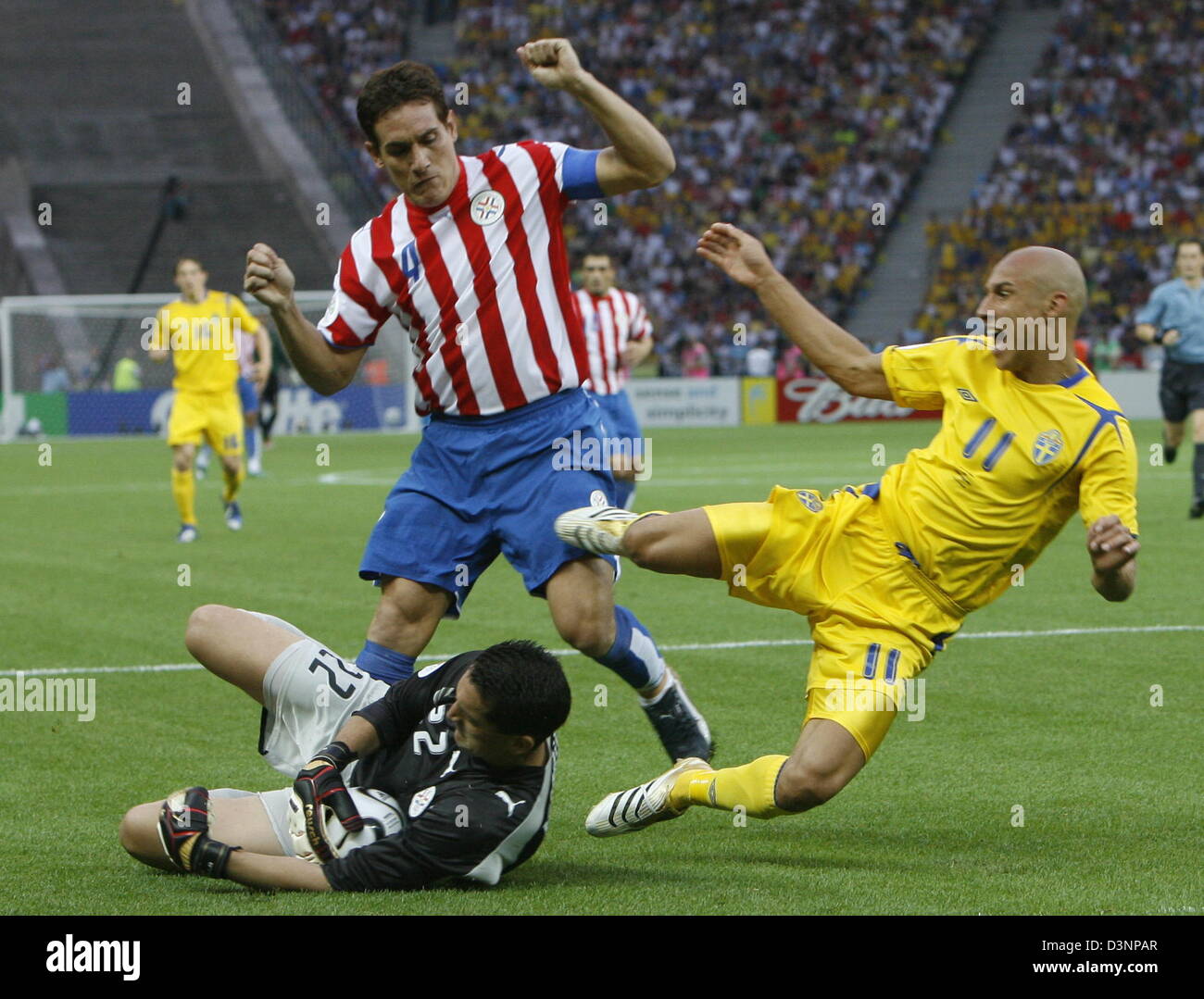 Carlos Gamarra (L) and keeper Aldo Bobadilla of Paraguay vie for the Stock  Photo - Alamy