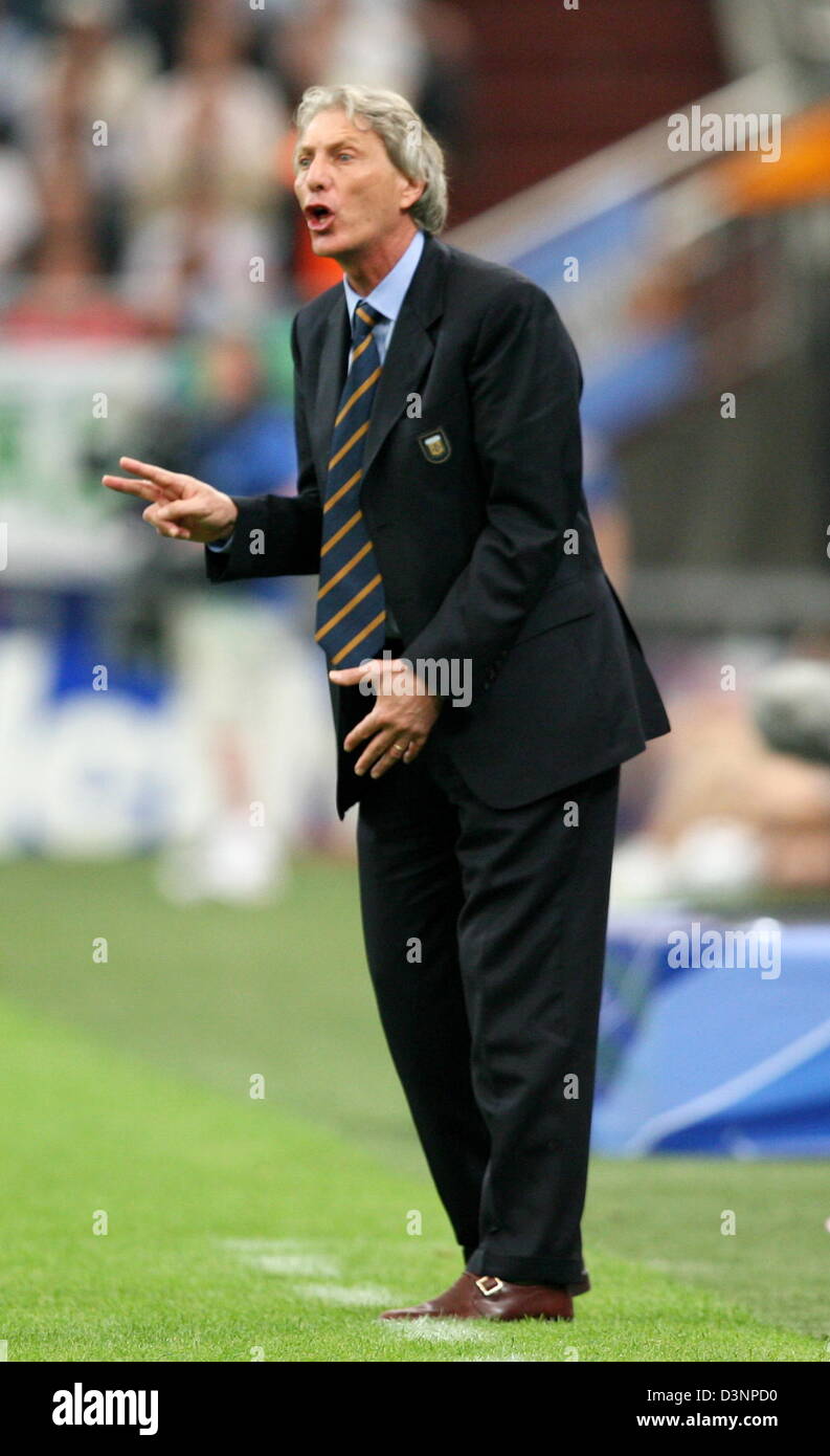 Argentina national coach Jose Pekerman gestures on the sideline during the 2006 FIFA World Cup group C match of Argentina vs Serbia and Montenegro in Gelsenkirchen, Germany, Friday, 16 June 2006. DPA/ACHIM SCHEIDEMANN +++ Mobile Services OUT +++ Please refer to FIFA's Terms and Conditions. +++(c) dpa - Bildfunk+++ Stock Photo