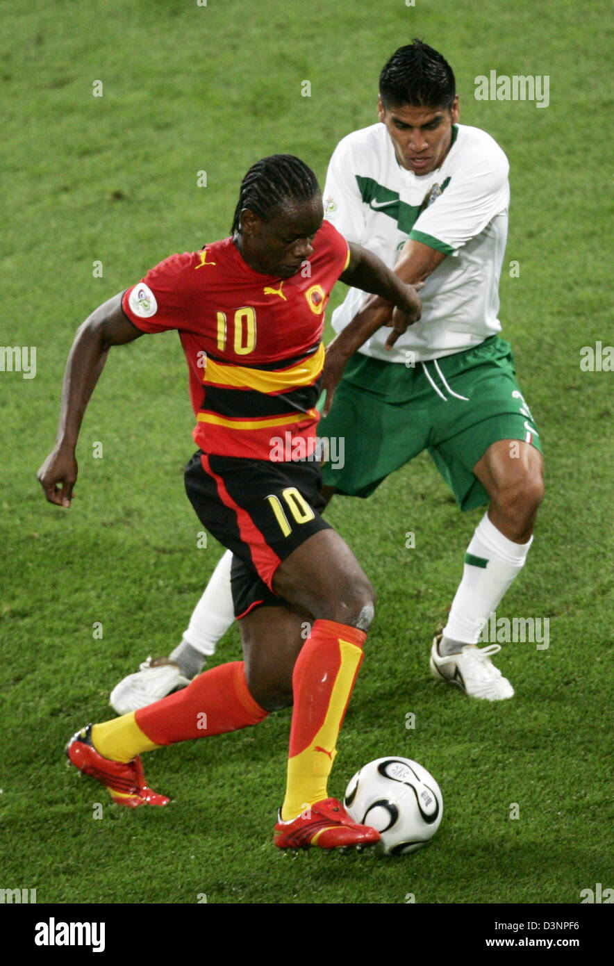 Mexican player Carlos Salcido (R) vies with Akwa (L) from Angola during the group D preliminary match of the 2006 FIFA World Cup between Mexico and Angola in Hanover, Germany, Friday, 16 June 2006. Photo: RAINER JENSEN +++ Mobile Services OUT +++ Please also refer to FIFA's Terms and Conditions. Stock Photo