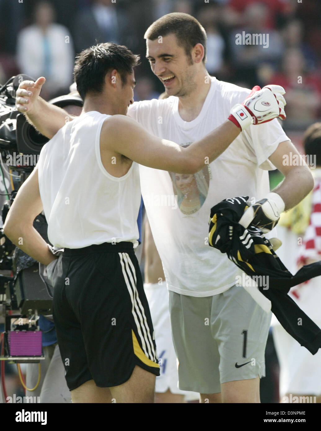 Japanese goalie Yoshikatsu Kawaguchi (L) and his Croatian counterpart Stipe Pletikosa (R) photographed after the group F preliminary match of the 2006 FIFA World Cup between Japan and Croatia in Nuremberg, Germany, Sunday, 18 June 2006. The match ended in a 0-0 draw. Photo: Frank May +++ Mobile Services OUT +++ Please also refer to FIFA's Terms and Conditions. Stock Photo